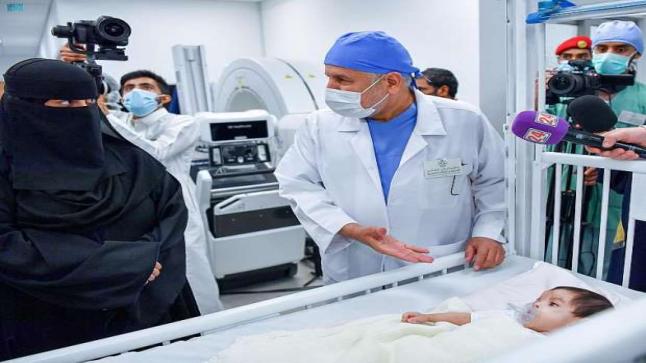 جراحة عاجلة للتوأم الطفيلي اليمني بمشاركة 25 طبيبا: طفلة بـ4 سيقان