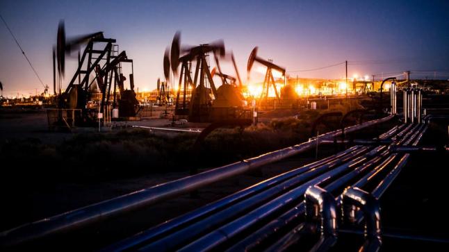 ارتفاع أسعار النفط مدفوعة بانخفاض المخزونات الأمريكية من خام النفط والبنزين