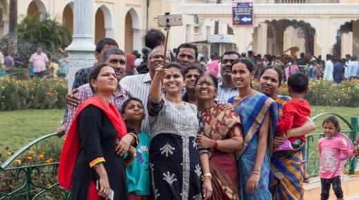 رسوم على من يلتقط “سيلفي” مع وزيرة هندية: “أقل من 2 دولار”