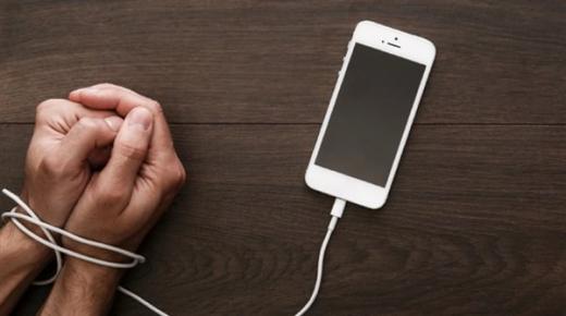 “الموبايل والأكل قبل النوم”.. عادات يومية سيئة يجب أن تتجنبها